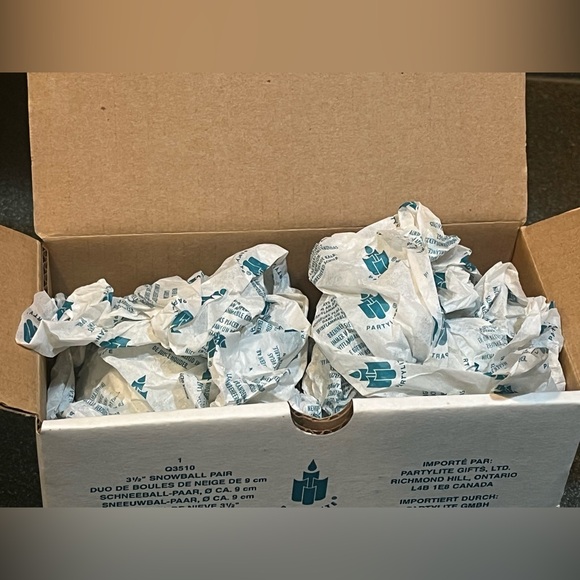 PARTYLITE VTG. SNOWBALL PAIR   3 1/2’’ UNSCENTED WHITE CANDLES NIB - Picture 3 of 4